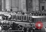 Standbild Papst Paul VI Offiziell erhebt den neuen Kardinälen in der Sixtinischen Kapelle Rom Italien, 1967, aus Sekunde 23 historischem Filmmaterial Videoclip 65675035695