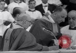Standbild Papst Paul VI Offiziell erhebt den neuen Kardinälen in der Sixtinischen Kapelle Rom Italien, 1967, aus Sekunde 27 historischem Filmmaterial Videoclip 65675035695