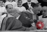 Standbild Papst Paul VI Offiziell erhebt den neuen Kardinälen in der Sixtinischen Kapelle Rom Italien, 1967, aus Sekunde 28 historischem Filmmaterial Videoclip 65675035695