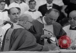 Standbild Papst Paul VI Offiziell erhebt den neuen Kardinälen in der Sixtinischen Kapelle Rom Italien, 1967, aus Sekunde 29 historischem Filmmaterial Videoclip 65675035695
