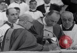 Standbild Papst Paul VI Offiziell erhebt den neuen Kardinälen in der Sixtinischen Kapelle Rom Italien, 1967, aus Sekunde 30 historischem Filmmaterial Videoclip 65675035695