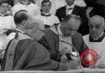 Standbild Papst Paul VI Offiziell erhebt den neuen Kardinälen in der Sixtinischen Kapelle Rom Italien, 1967, aus Sekunde 31 historischem Filmmaterial Videoclip 65675035695
