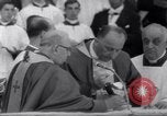 Standbild Papst Paul VI Offiziell erhebt den neuen Kardinälen in der Sixtinischen Kapelle Rom Italien, 1967, aus Sekunde 32 historischem Filmmaterial Videoclip 65675035695