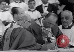 Standbild Papst Paul VI Offiziell erhebt den neuen Kardinälen in der Sixtinischen Kapelle Rom Italien, 1967, aus Sekunde 33 historischem Filmmaterial Videoclip 65675035695