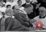 Standbild Papst Paul VI Offiziell erhebt den neuen Kardinälen in der Sixtinischen Kapelle Rom Italien, 1967, aus Sekunde 34 historischem Filmmaterial Videoclip 65675035695