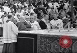 Standbild Papst Paul VI Offiziell erhebt den neuen Kardinälen in der Sixtinischen Kapelle Rom Italien, 1967, aus Sekunde 37 historischem Filmmaterial Videoclip 65675035695