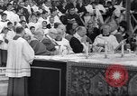 Standbild Papst Paul VI Offiziell erhebt den neuen Kardinälen in der Sixtinischen Kapelle Rom Italien, 1967, aus Sekunde 38 historischem Filmmaterial Videoclip 65675035695