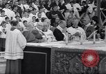 Standbild Papst Paul VI Offiziell erhebt den neuen Kardinälen in der Sixtinischen Kapelle Rom Italien, 1967, aus Sekunde 39 historischem Filmmaterial Videoclip 65675035695