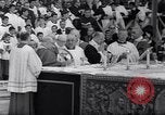 Standbild Papst Paul VI Offiziell erhebt den neuen Kardinälen in der Sixtinischen Kapelle Rom Italien, 1967, aus Sekunde 40 historischem Filmmaterial Videoclip 65675035695