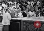 Standbild Papst Paul VI Offiziell erhebt den neuen Kardinälen in der Sixtinischen Kapelle Rom Italien, 1967, aus Sekunde 41 historischem Filmmaterial Videoclip 65675035695