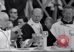 Standbild Papst Paul VI Offiziell erhebt den neuen Kardinälen in der Sixtinischen Kapelle Rom Italien, 1967, aus Sekunde 44 historischem Filmmaterial Videoclip 65675035695