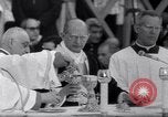 Standbild Papst Paul VI Offiziell erhebt den neuen Kardinälen in der Sixtinischen Kapelle Rom Italien, 1967, aus Sekunde 46 historischem Filmmaterial Videoclip 65675035695