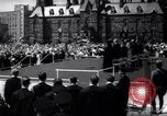 Immagine di Queen Elizabeth torta di taglio ad una festa per i bambini Ottawa Ontario Canada, 1967, secondo 4 filmato di repertorio 65675035696