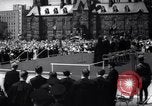 Immagine di Queen Elizabeth torta di taglio ad una festa per i bambini Ottawa Ontario Canada, 1967, secondo 5 filmato di repertorio 65675035696