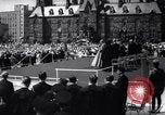 Immagine di Queen Elizabeth torta di taglio ad una festa per i bambini Ottawa Ontario Canada, 1967, secondo 6 filmato di repertorio 65675035696