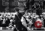 Immagine di Queen Elizabeth torta di taglio ad una festa per i bambini Ottawa Ontario Canada, 1967, secondo 7 filmato di repertorio 65675035696