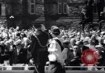 Immagine di Queen Elizabeth torta di taglio ad una festa per i bambini Ottawa Ontario Canada, 1967, secondo 8 filmato di repertorio 65675035696
