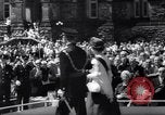 Immagine di Queen Elizabeth torta di taglio ad una festa per i bambini Ottawa Ontario Canada, 1967, secondo 9 filmato di repertorio 65675035696