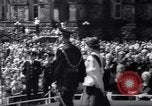 Immagine di Queen Elizabeth torta di taglio ad una festa per i bambini Ottawa Ontario Canada, 1967, secondo 10 filmato di repertorio 65675035696