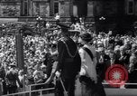 Immagine di Queen Elizabeth torta di taglio ad una festa per i bambini Ottawa Ontario Canada, 1967, secondo 11 filmato di repertorio 65675035696