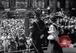 Immagine di Queen Elizabeth torta di taglio ad una festa per i bambini Ottawa Ontario Canada, 1967, secondo 12 filmato di repertorio 65675035696