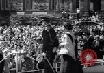 Immagine di Queen Elizabeth torta di taglio ad una festa per i bambini Ottawa Ontario Canada, 1967, secondo 13 filmato di repertorio 65675035696
