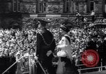 Immagine di Queen Elizabeth torta di taglio ad una festa per i bambini Ottawa Ontario Canada, 1967, secondo 14 filmato di repertorio 65675035696
