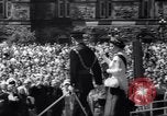 Immagine di Queen Elizabeth torta di taglio ad una festa per i bambini Ottawa Ontario Canada, 1967, secondo 15 filmato di repertorio 65675035696