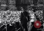 Immagine di Queen Elizabeth torta di taglio ad una festa per i bambini Ottawa Ontario Canada, 1967, secondo 16 filmato di repertorio 65675035696