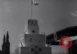 Immagine di Queen Elizabeth torta di taglio ad una festa per i bambini Ottawa Ontario Canada, 1967, secondo 17 filmato di repertorio 65675035696