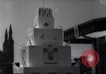 Immagine di Queen Elizabeth torta di taglio ad una festa per i bambini Ottawa Ontario Canada, 1967, secondo 18 filmato di repertorio 65675035696