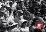 Immagine di Queen Elizabeth torta di taglio ad una festa per i bambini Ottawa Ontario Canada, 1967, secondo 22 filmato di repertorio 65675035696