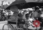 Immagine di Queen Elizabeth torta di taglio ad una festa per i bambini Ottawa Ontario Canada, 1967, secondo 24 filmato di repertorio 65675035696