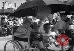 Immagine di Queen Elizabeth torta di taglio ad una festa per i bambini Ottawa Ontario Canada, 1967, secondo 25 filmato di repertorio 65675035696