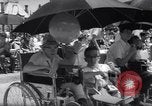 Immagine di Queen Elizabeth torta di taglio ad una festa per i bambini Ottawa Ontario Canada, 1967, secondo 26 filmato di repertorio 65675035696