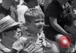 Immagine di Queen Elizabeth torta di taglio ad una festa per i bambini Ottawa Ontario Canada, 1967, secondo 28 filmato di repertorio 65675035696