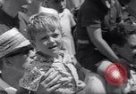 Immagine di Queen Elizabeth torta di taglio ad una festa per i bambini Ottawa Ontario Canada, 1967, secondo 29 filmato di repertorio 65675035696