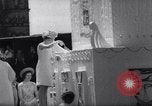 Immagine di Queen Elizabeth torta di taglio ad una festa per i bambini Ottawa Ontario Canada, 1967, secondo 30 filmato di repertorio 65675035696