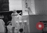 Immagine di Queen Elizabeth torta di taglio ad una festa per i bambini Ottawa Ontario Canada, 1967, secondo 31 filmato di repertorio 65675035696