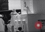 Immagine di Queen Elizabeth torta di taglio ad una festa per i bambini Ottawa Ontario Canada, 1967, secondo 32 filmato di repertorio 65675035696