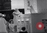 Immagine di Queen Elizabeth torta di taglio ad una festa per i bambini Ottawa Ontario Canada, 1967, secondo 33 filmato di repertorio 65675035696