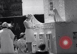 Immagine di Queen Elizabeth torta di taglio ad una festa per i bambini Ottawa Ontario Canada, 1967, secondo 35 filmato di repertorio 65675035696