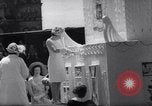 Immagine di Queen Elizabeth torta di taglio ad una festa per i bambini Ottawa Ontario Canada, 1967, secondo 36 filmato di repertorio 65675035696