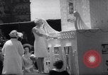 Immagine di Queen Elizabeth torta di taglio ad una festa per i bambini Ottawa Ontario Canada, 1967, secondo 37 filmato di repertorio 65675035696