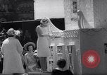 Immagine di Queen Elizabeth torta di taglio ad una festa per i bambini Ottawa Ontario Canada, 1967, secondo 38 filmato di repertorio 65675035696