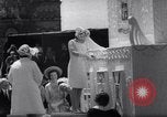 Immagine di Queen Elizabeth torta di taglio ad una festa per i bambini Ottawa Ontario Canada, 1967, secondo 39 filmato di repertorio 65675035696