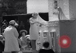 Immagine di Queen Elizabeth torta di taglio ad una festa per i bambini Ottawa Ontario Canada, 1967, secondo 40 filmato di repertorio 65675035696