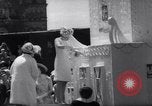 Immagine di Queen Elizabeth torta di taglio ad una festa per i bambini Ottawa Ontario Canada, 1967, secondo 41 filmato di repertorio 65675035696