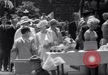 Immagine di Queen Elizabeth torta di taglio ad una festa per i bambini Ottawa Ontario Canada, 1967, secondo 45 filmato di repertorio 65675035696