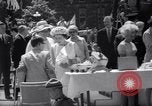 Immagine di Queen Elizabeth torta di taglio ad una festa per i bambini Ottawa Ontario Canada, 1967, secondo 46 filmato di repertorio 65675035696